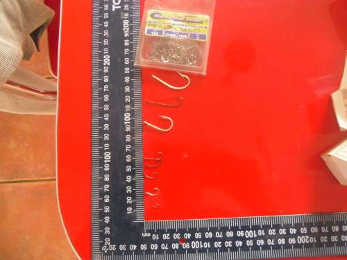 APPROXIMATELY 1500 SMALL MUSTAD AND TRIDENT FISHING HOOKS (NEVER BEEN USED)